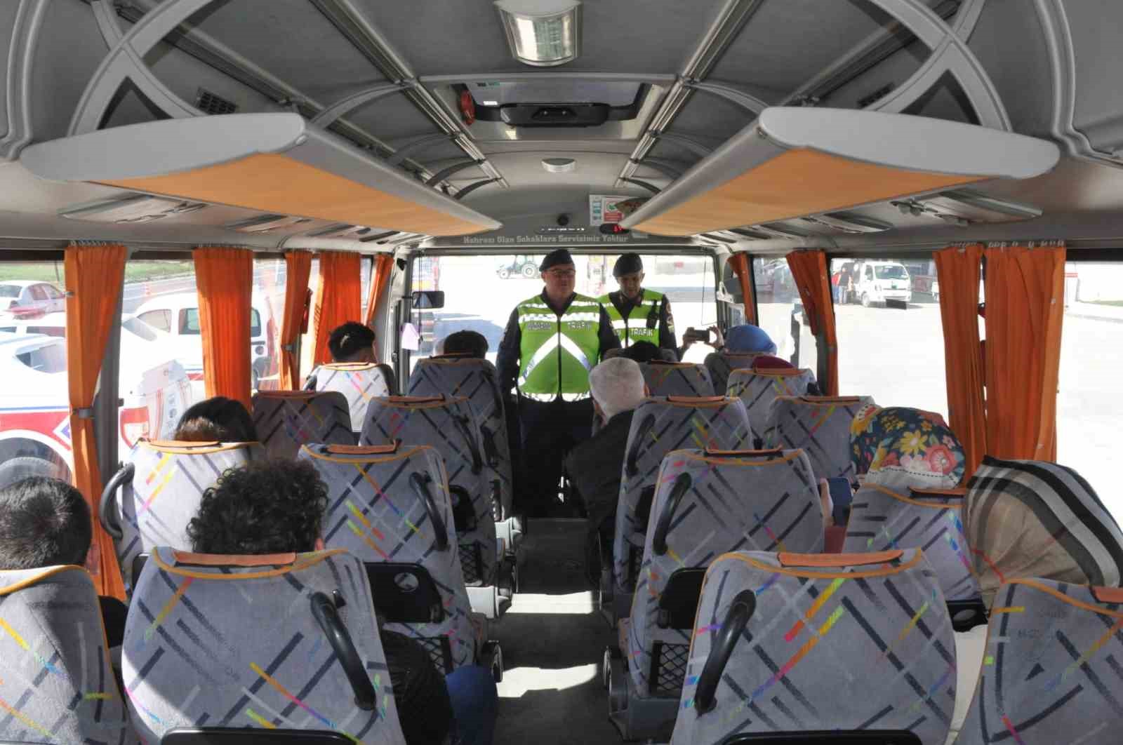 Jandarma yolcu kılığında otobüsleri denetledi
