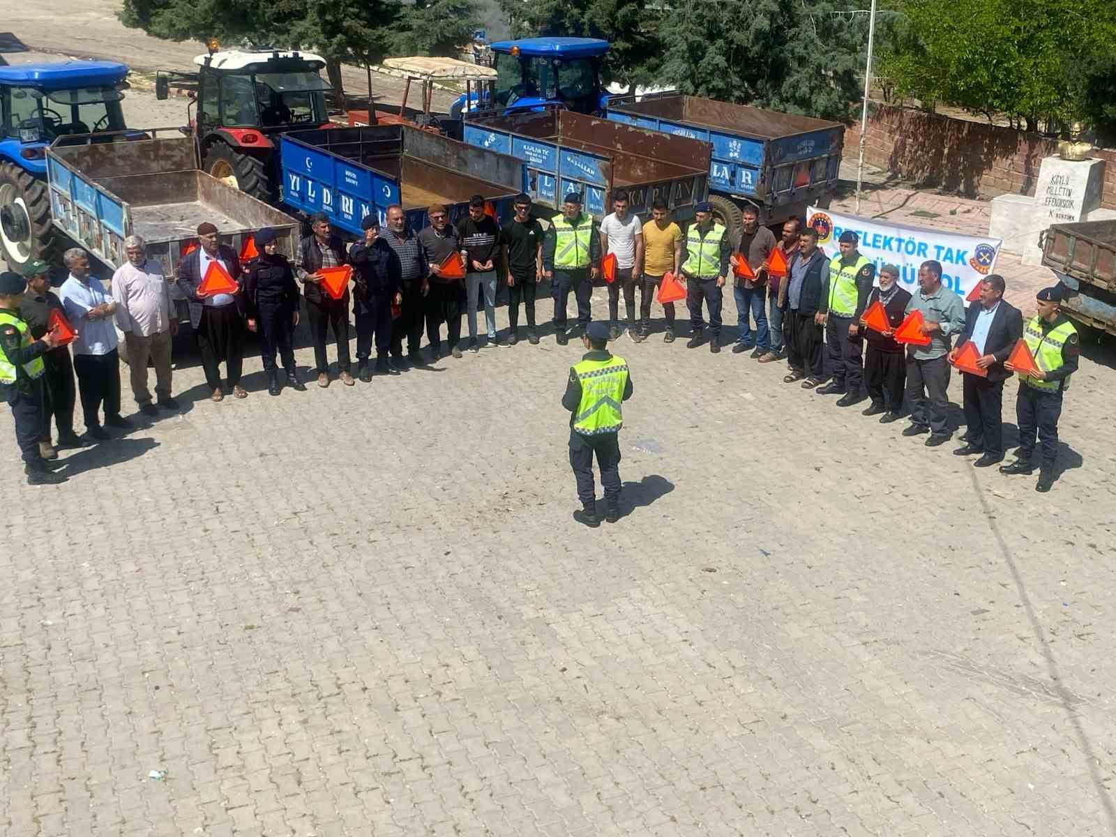 Jandarmadan traktör sürücülerine trafik güvenliği eğitimi
