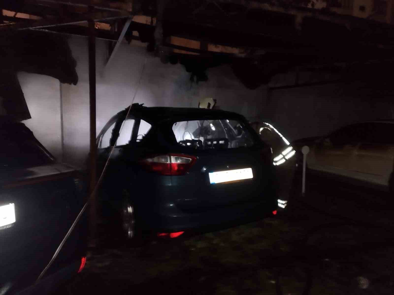 Kadıköy’de bir apartmanın otoparkında bulunan araç alev topuna döndü

