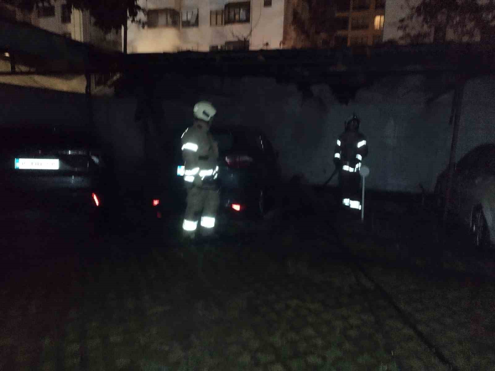Kadıköy’de bir apartmanın otoparkında bulunan araç alev topuna döndü
