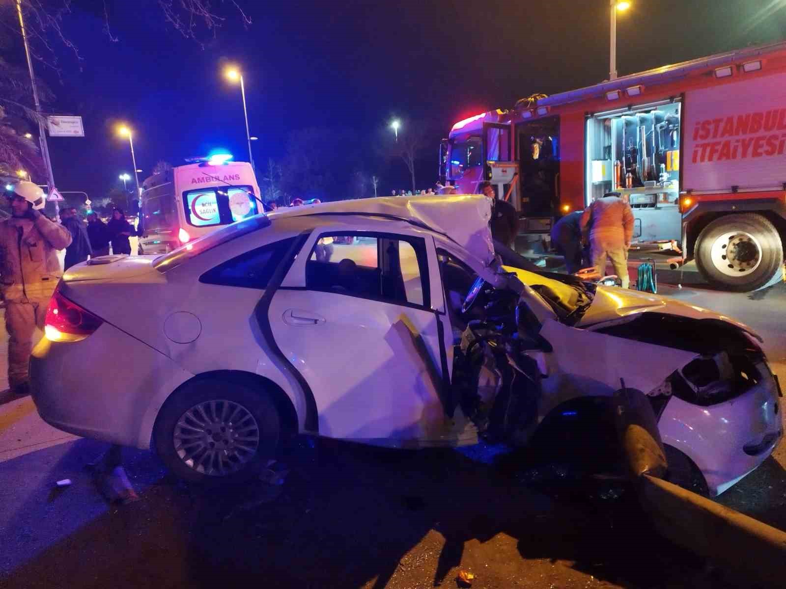 Kadıköy’de kontrolden çıkan otomobil direğe çarptı: 3 yaralı
