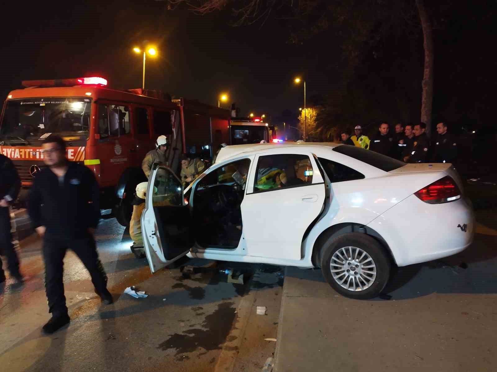 Kadıköy’de kontrolden çıkan otomobil direğe çarptı: 3 yaralı
