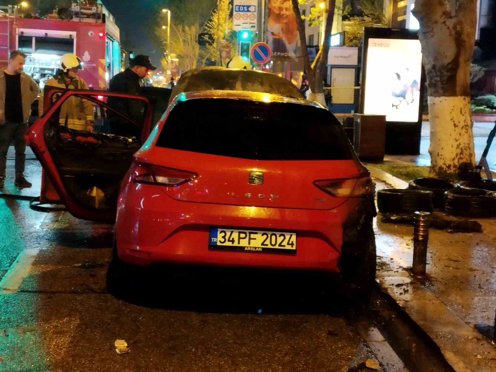 Kadıköy’de park halindeki 2 araç alevlere teslim oldu

