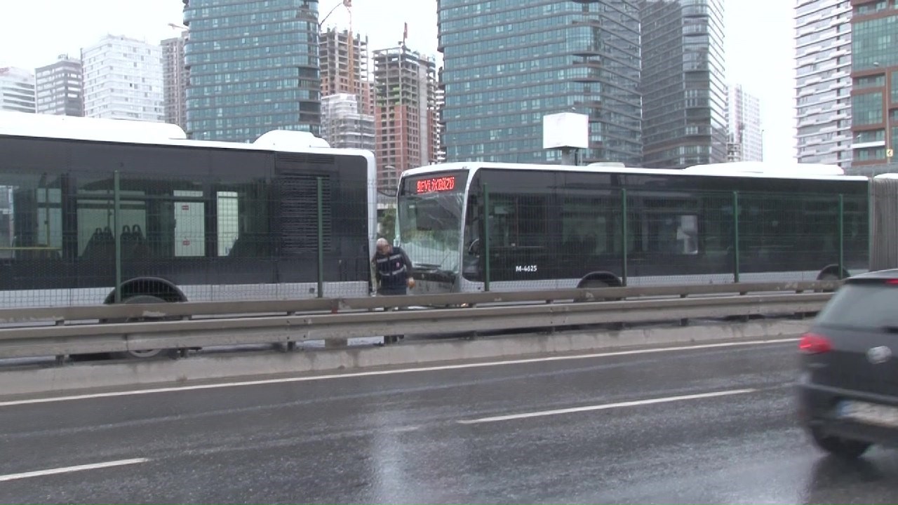 Kadıköy Fikirtepe’de 2 metrobüs kaza yaptı