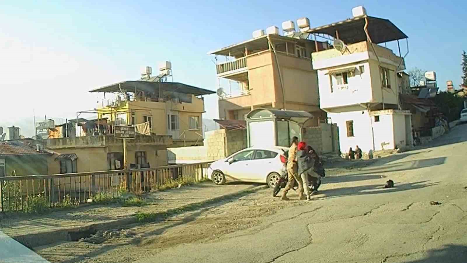 Kadın ile erkeğin kasklı, tekmeli ve saç yolmalı kavgası kamerada
