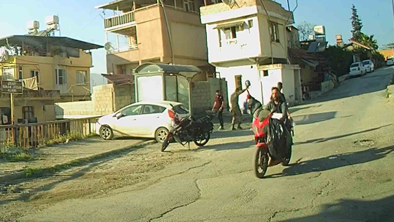 Kadın ile erkeğin kasklı, tekmeli ve saç yolmalı kavgası kamerada
