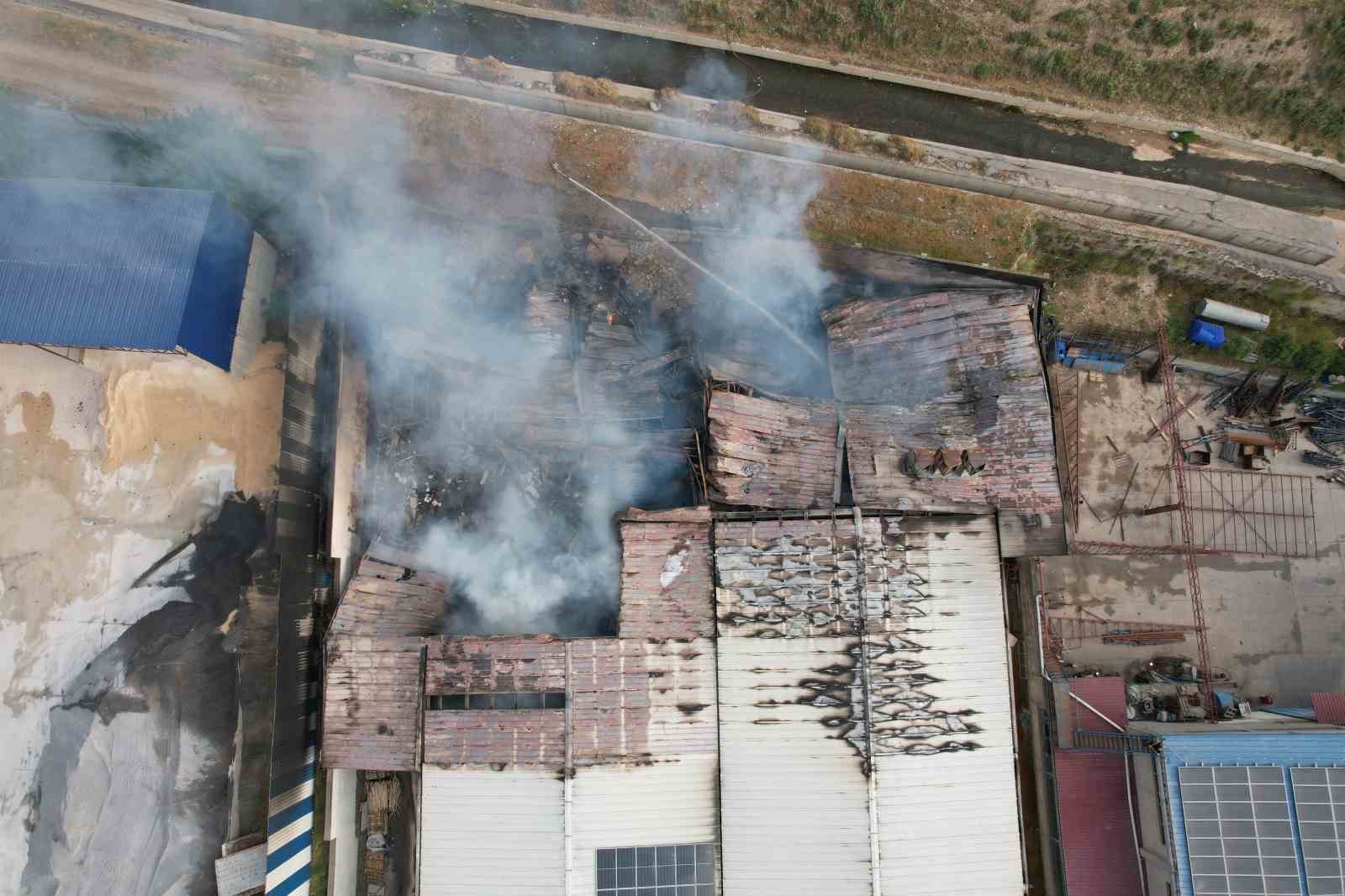 Kahramanmaraş’ta fabrika yangınının boyutu gün ağarınca ortaya çıktı