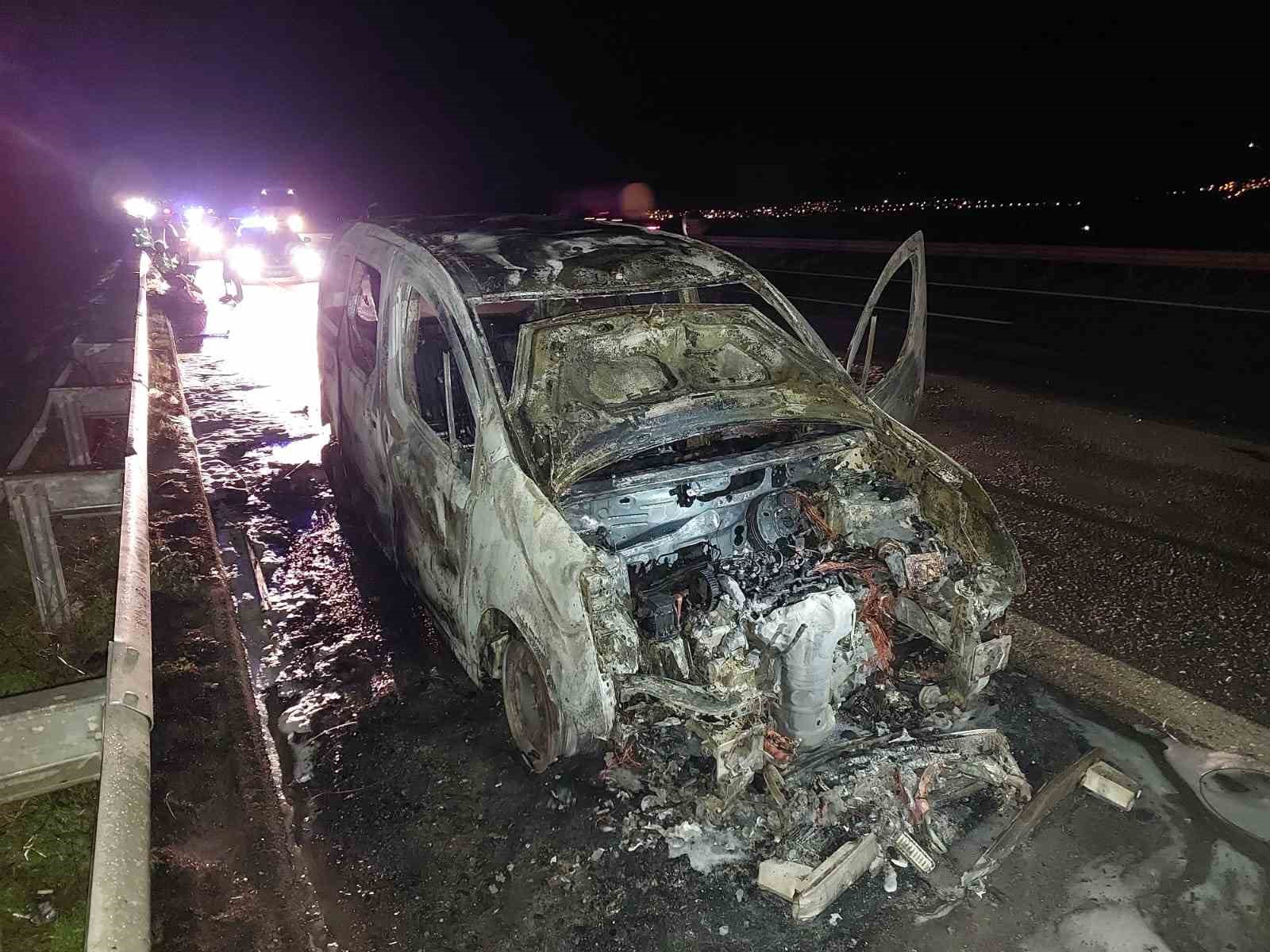 Kahramanmaraş’ta seyir halindeki araç yandı