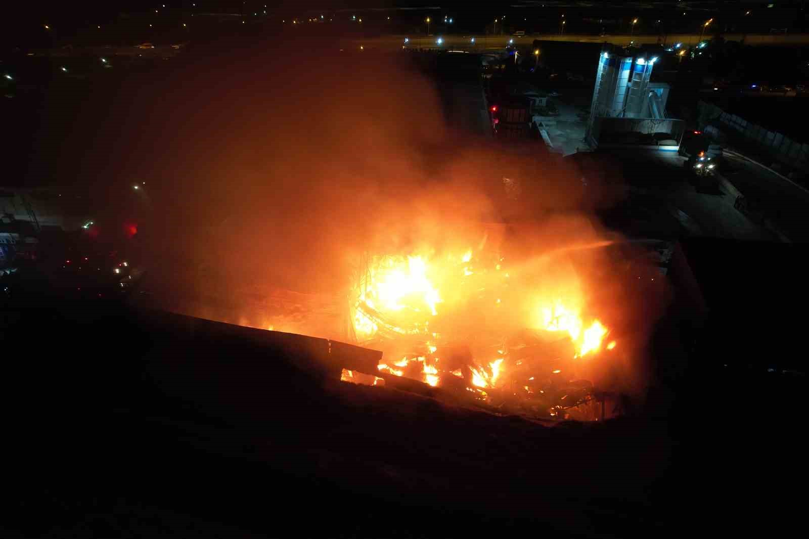 Kahramanmaraş’taki fabrika yangını dron ile görüntülendi