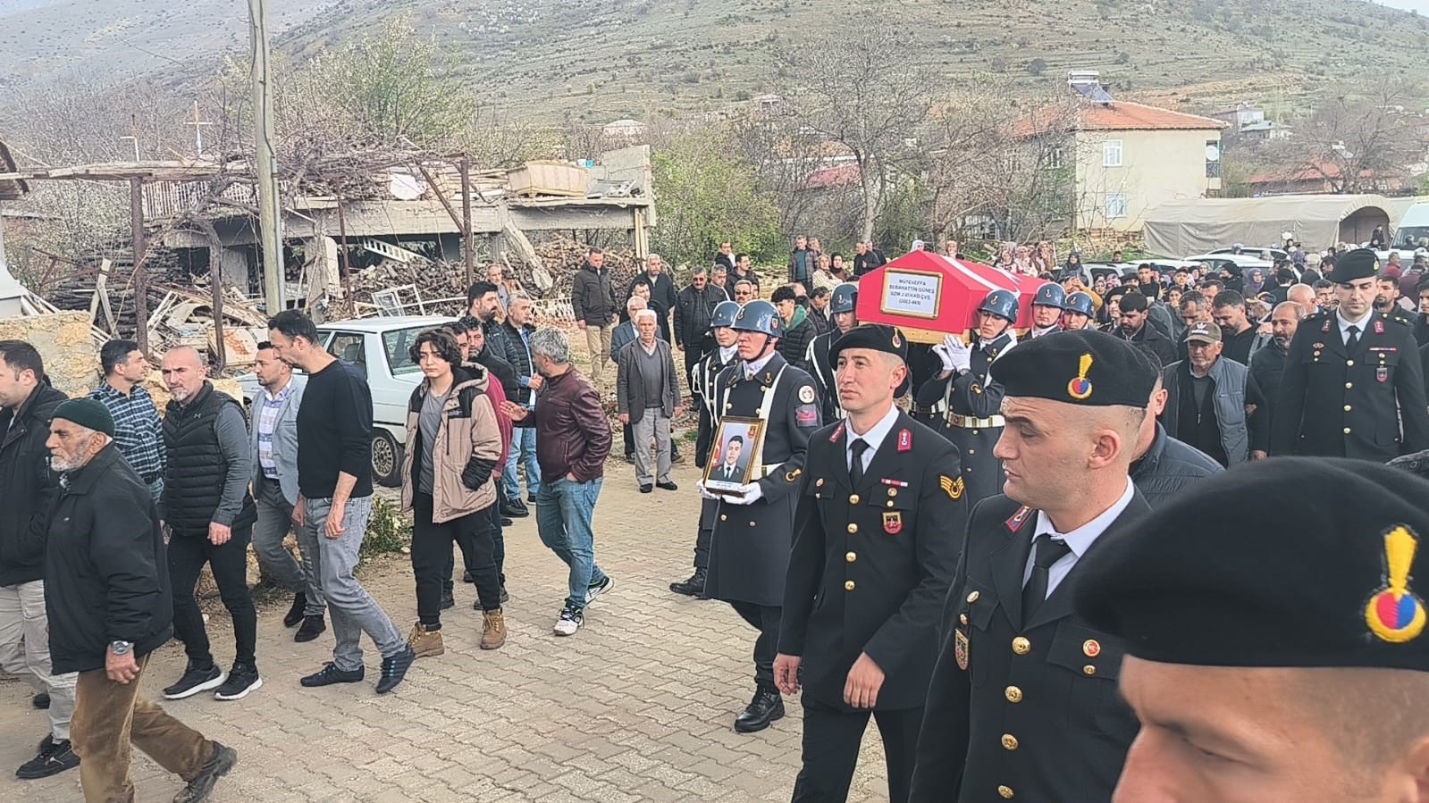 Kalp krizi sonucu vefat eden uzman çavuş son yolculuğuna uğurlandı
