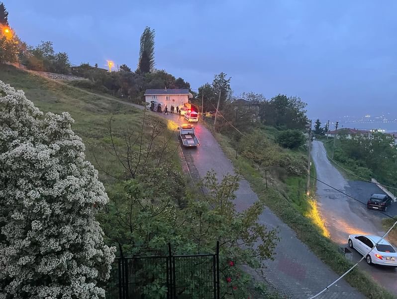 Kamyonet devrildi, kasada bulunan çocuklar yaralandı
