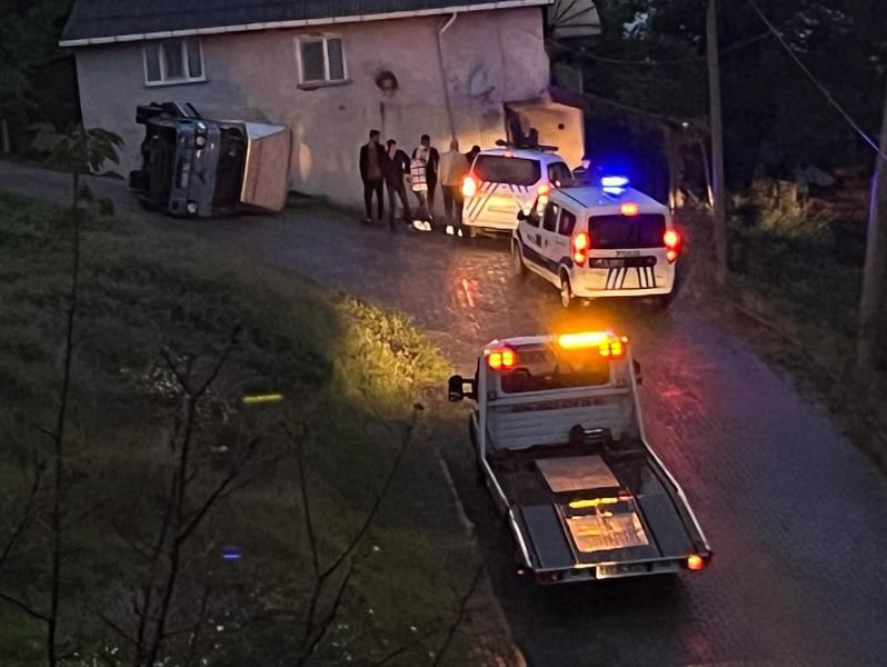 Kamyonet devrildi, kasada bulunan çocuklar yaralandı
