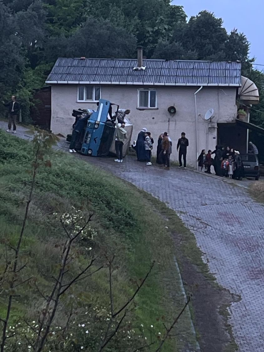 Kamyonet devrildi, kasada bulunan çocuklar yaralandı
