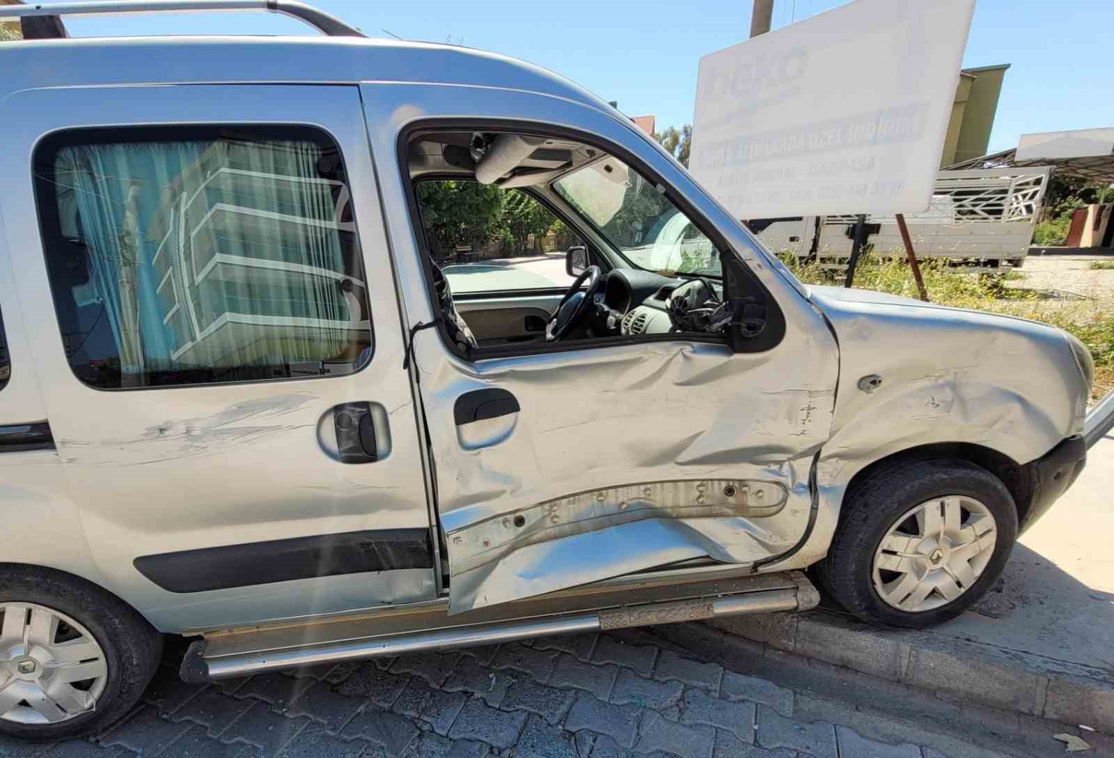 Kamyonet ile hafif ticari araç çarpıştı: 2 yaralı
