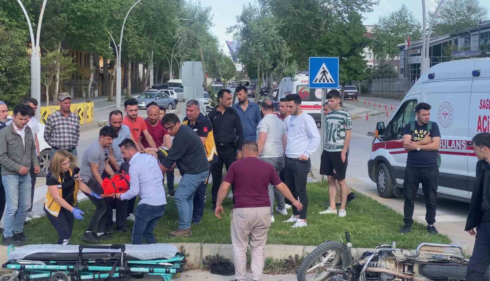 Kamyonet ile motosiklet çarpıştı,  motosikletin üzerinde 2 kişi yaralandı
