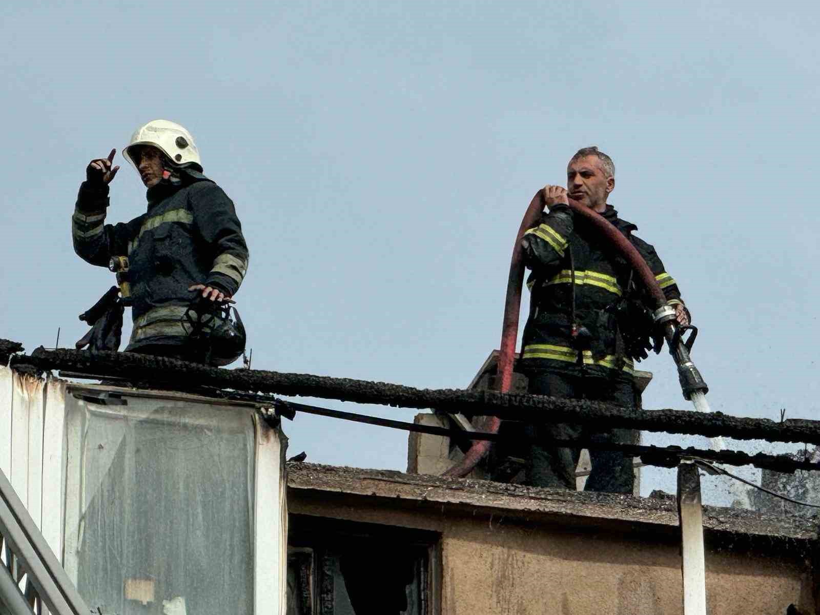 Kapaklı’da 2 binanın çatı katı alev alev yandı
