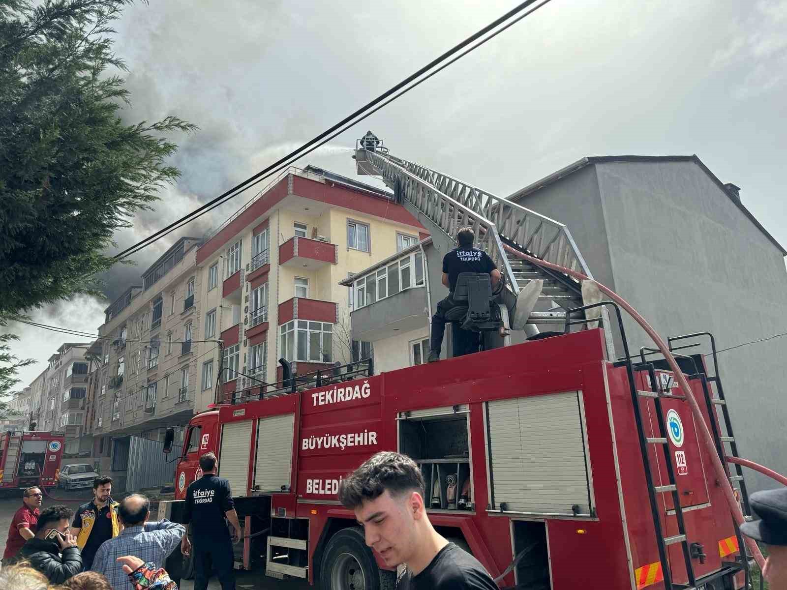 Kapaklı’da 2 binanın çatı katı alev alev yandı
