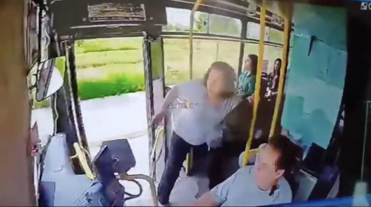 Kapısı açık otobüsten düşen kadın ağır yaralandı
