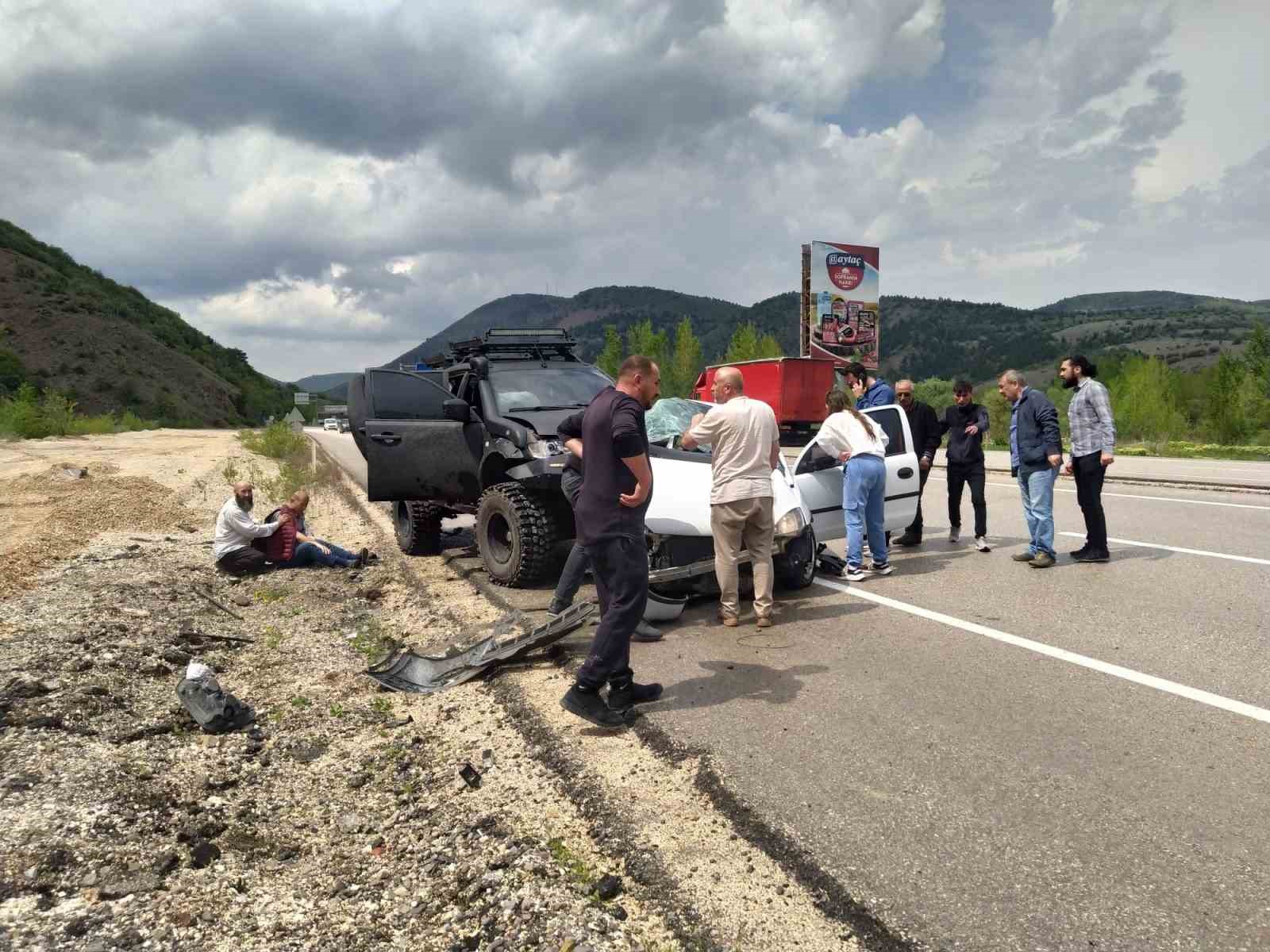 Karşı şeride geçen otomobil pikapla çarpıştı: 4 yaralı