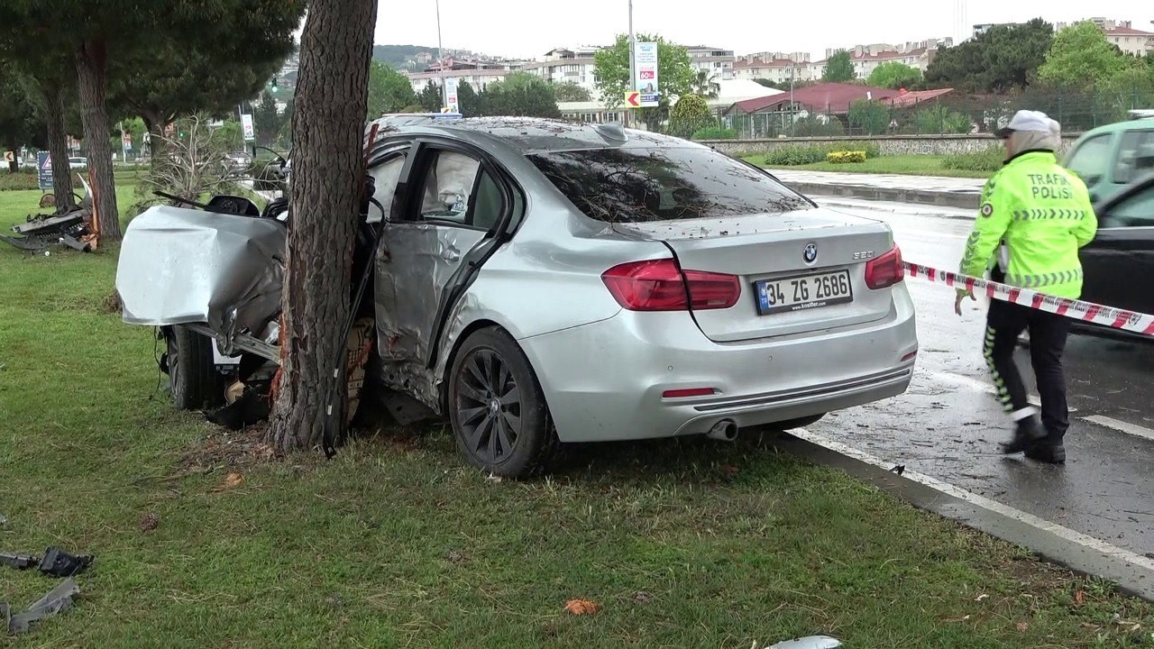 Kartal’da kontrolden çıkan otomobil ağaca çarptı: 1 yaralı
