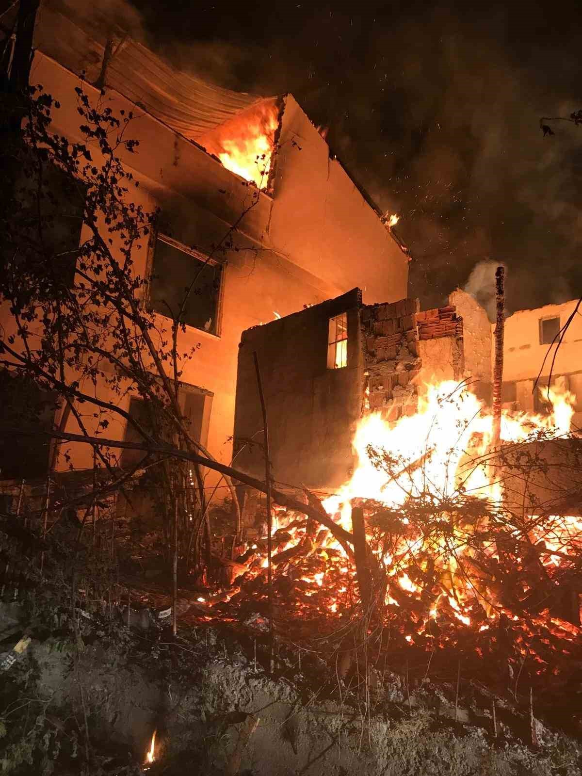 Kastamonu’da çıkan yangında 2 ev kullanılamaz hale geldi
