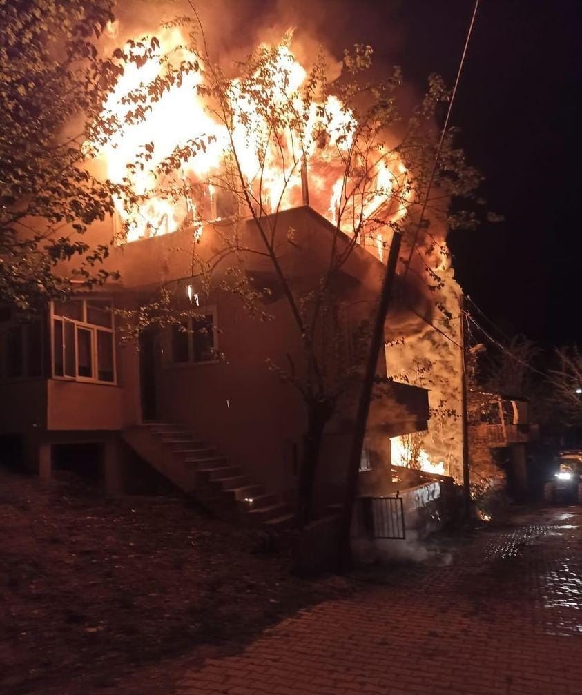 Kastamonu’da çıkan yangında 2 ev kullanılamaz hale geldi
