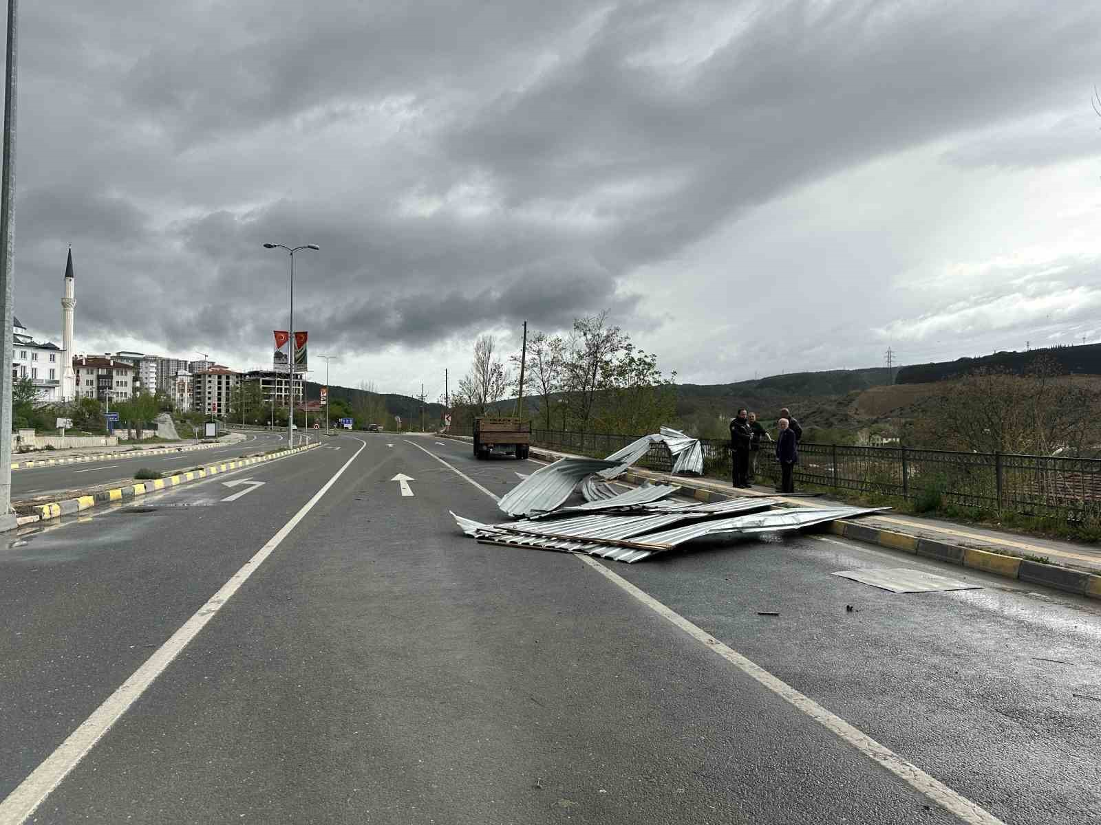 Kastamonu’da fırtına etkili oldu: Binaların çatıları uçtu
