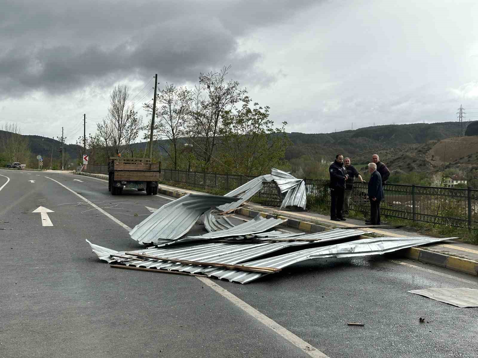 Kastamonu’da fırtına etkili oldu: Binaların çatıları uçtu
