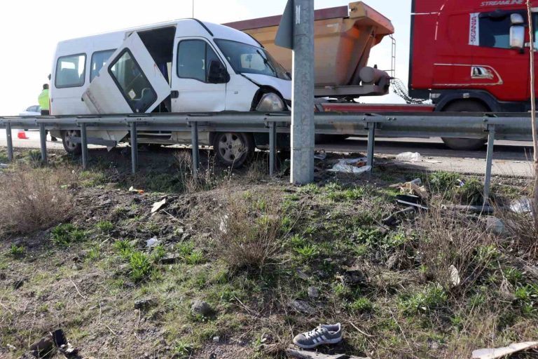 Kayseri’de kamyonet işçi servisine çarptı: 1’i ağır 10 yaralı