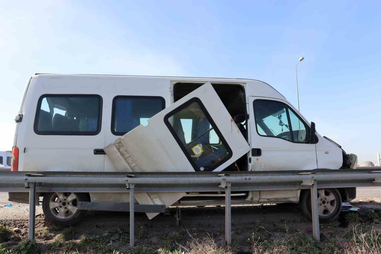 Kayseri’de kamyonet işçi servisine çarptı: 1’i ağır 10 yaralı
