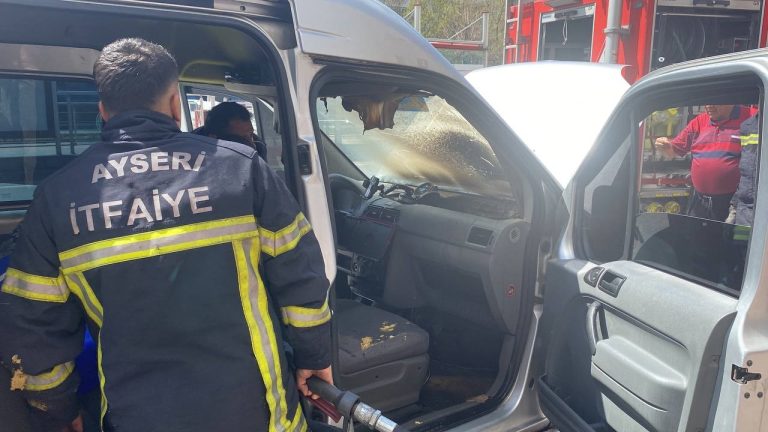 Kayseri’de seyir halindeki ticari araçta yangın