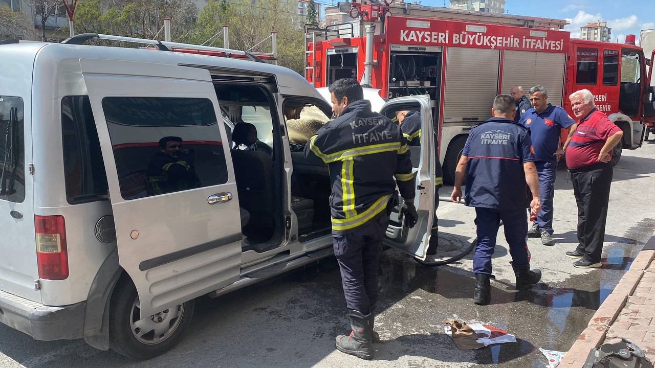 Kayseri’de seyir halindeki ticari araçta yangın
