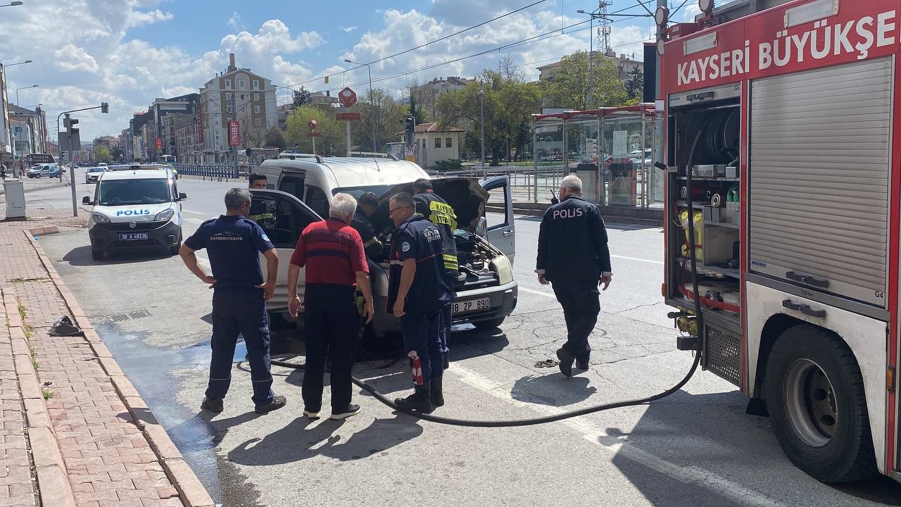 Kayseri’de seyir halindeki ticari araçta yangın
