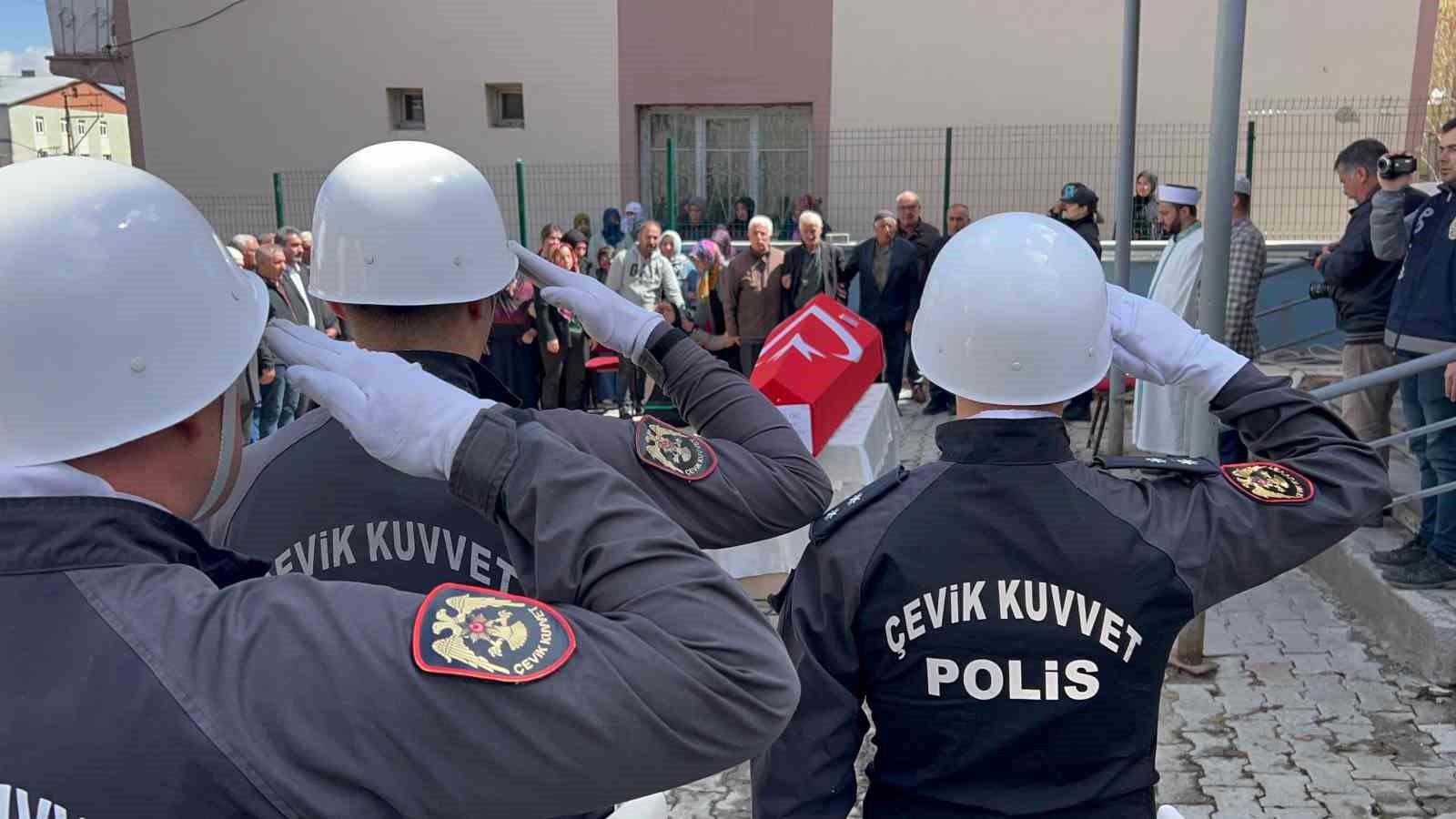 Kazada hayatını kaybeden polis Sarıkamış’ta toprağa verildi
