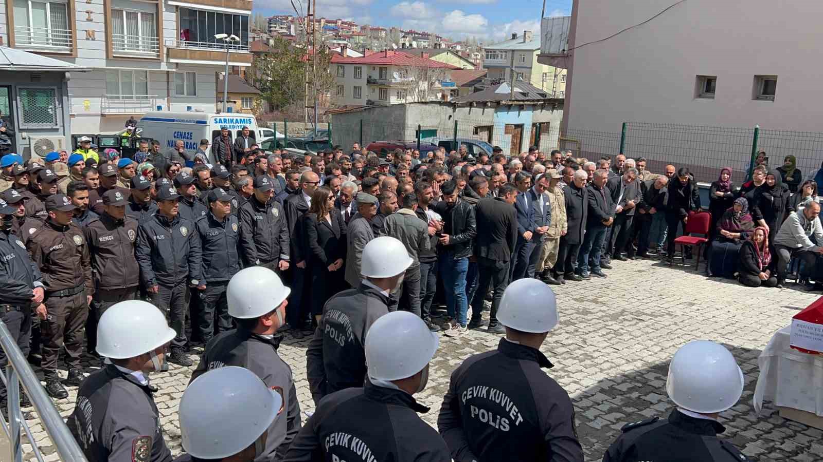 Kazada hayatını kaybeden polis Sarıkamış’ta toprağa verildi
