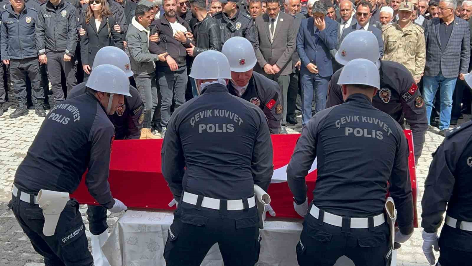 Kazada hayatını kaybeden polis Sarıkamış’ta toprağa verildi
