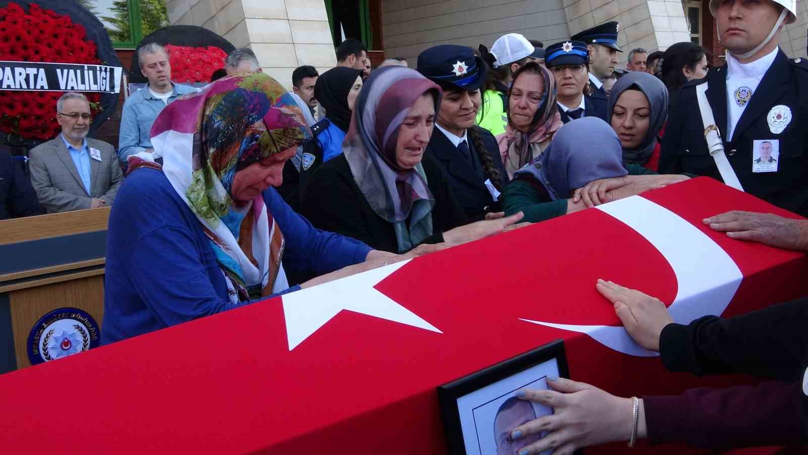 Kazada şehit olan polisin cenazesi törenle memleketine uğurlandı
