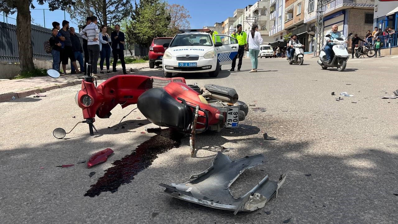 Kilis’te motosiklet ile otomobil kafa kafaya çarpıştı:1 yaralı
