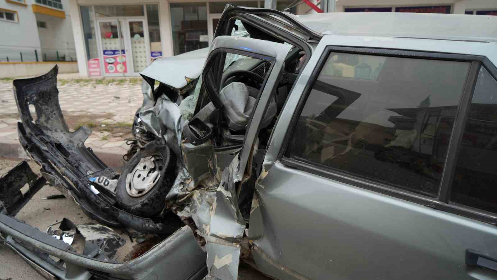 Kırıkkale’de otomobil ile cip kafa kafaya çarpıştı: 2’si ağır 3 yaralı

