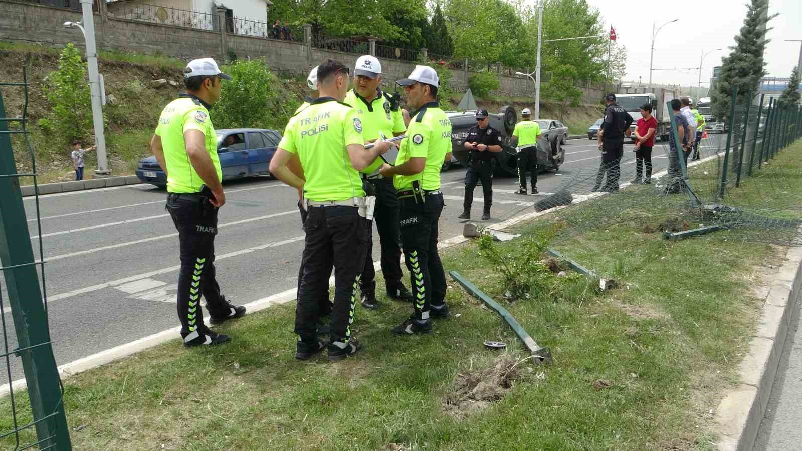 Kontrolden çıkan araç refüje çarparak takla attı: 1 yaralı
