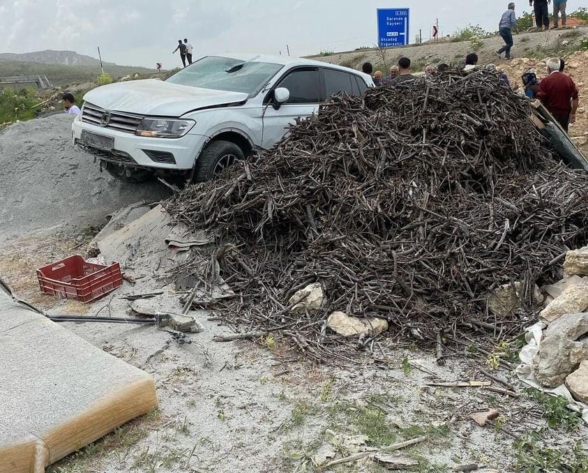 Kontrolden çıkan cip yol kenarına savruldu: 4 yaralı
