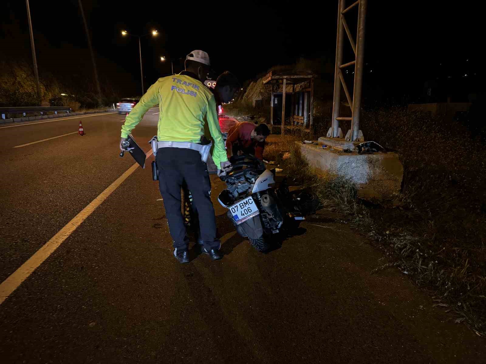 Kontrolden çıkan motosiklet trafik uyarı levhasının beton ayağına çarptı: 1 yaralı
