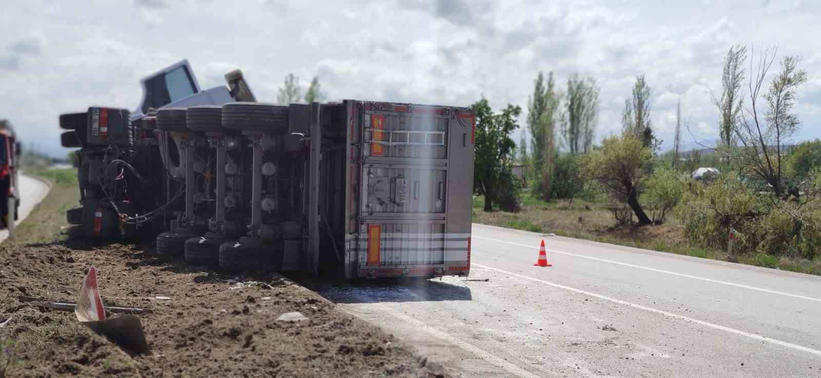 Kontrolden çıkan selüloz yüklü tır devrildi
