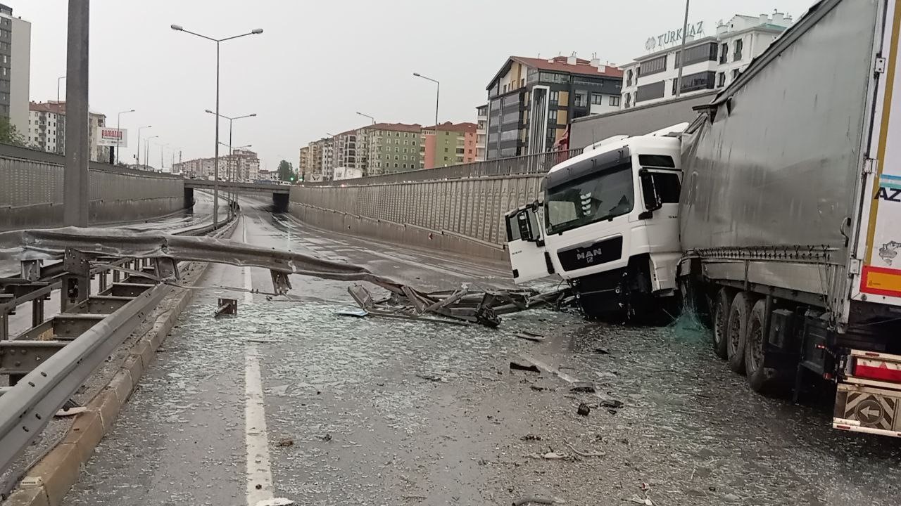 Kontrolden çıkan tır aydınlatma direğine ve duvara çarptı
