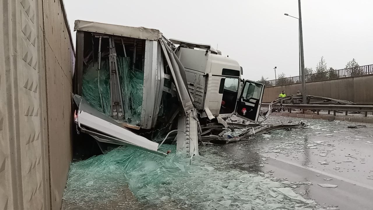 Kontrolden çıkan tır aydınlatma direğine ve duvara çarptı
