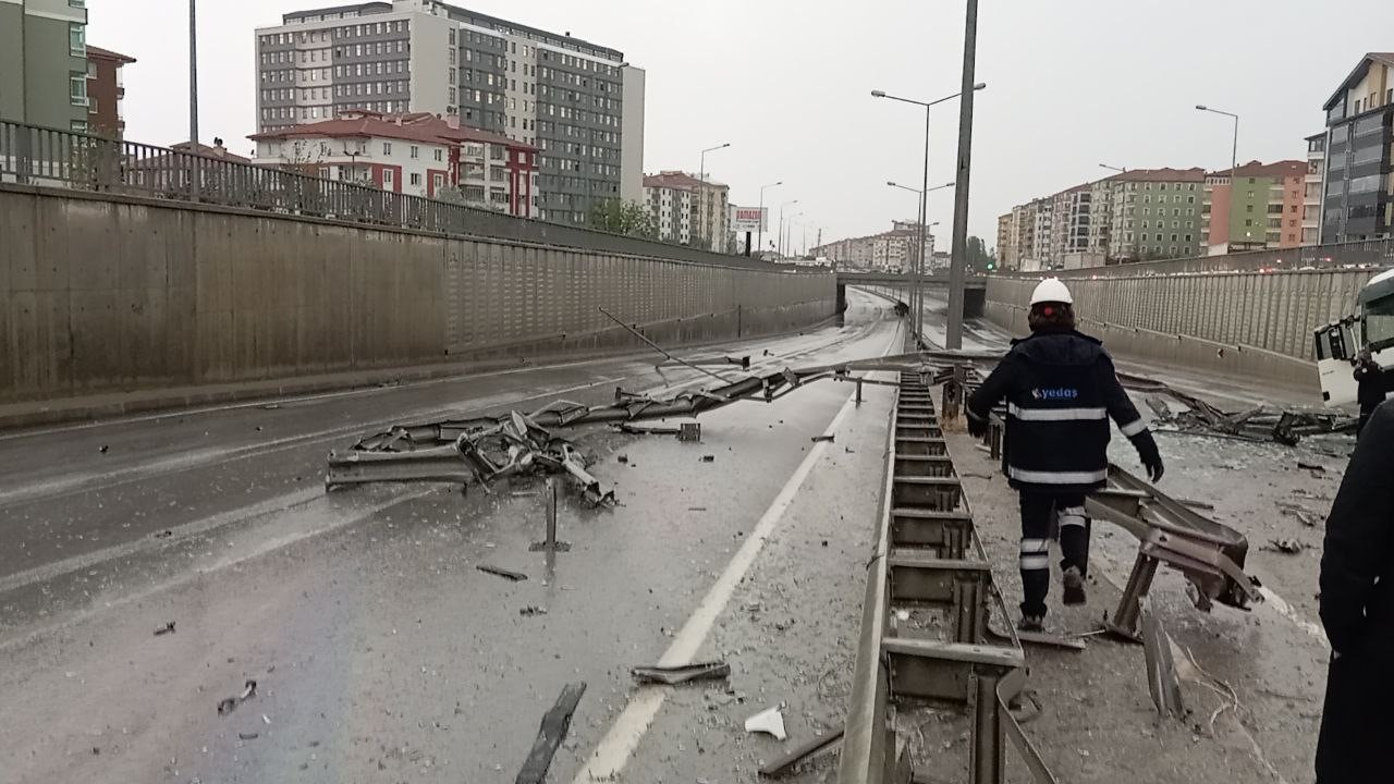 Kontrolden çıkan tır aydınlatma direğine ve duvara çarptı
