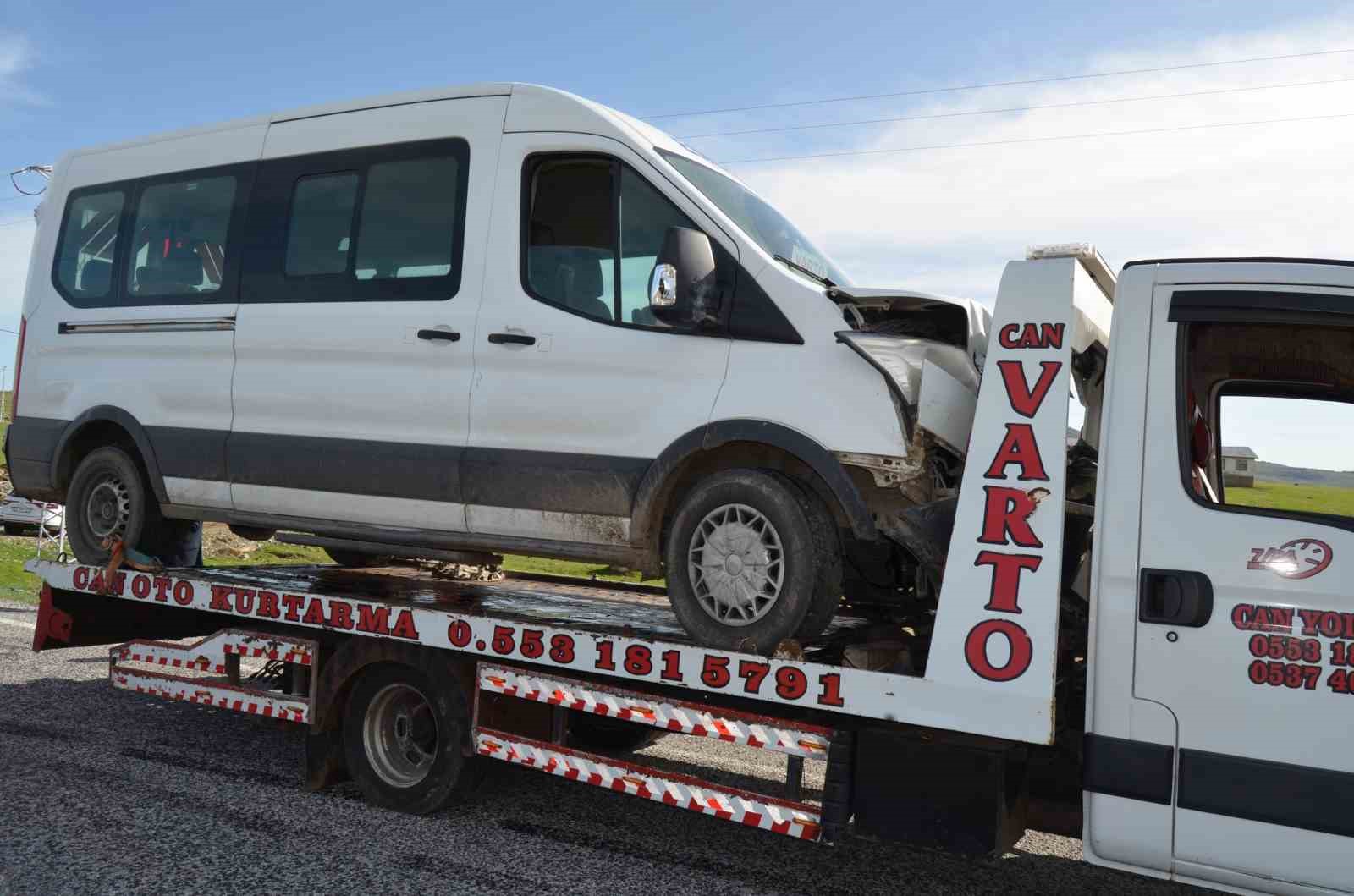 Köy muhtarının aracıyla öğrenci servisi çarpıştı: 10 yaralı
