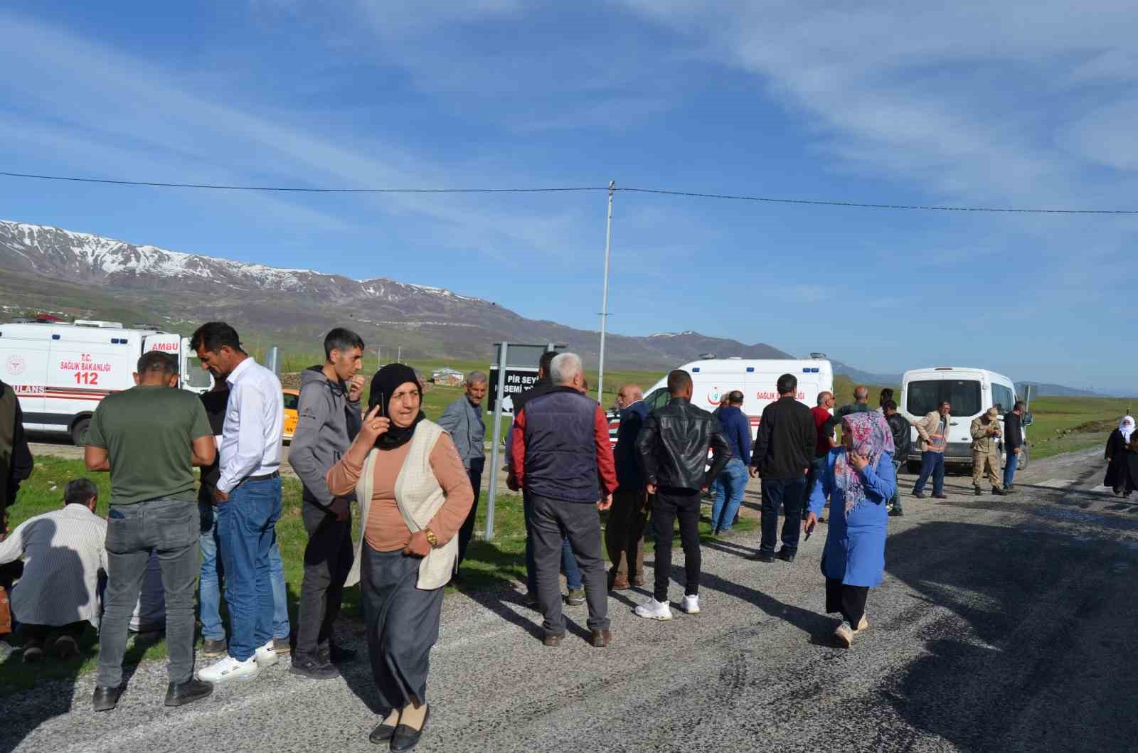 Köy muhtarının aracıyla öğrenci servisi çarpıştı: 10 yaralı
