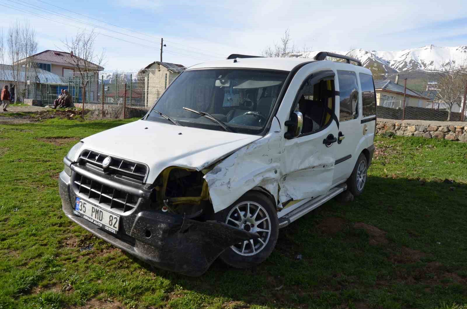 Köy muhtarının aracıyla öğrenci servisi çarpıştı: 10 yaralı
