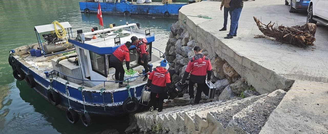 Kozan’da kayıp genci jandarma su altı robotu ile arıyor
